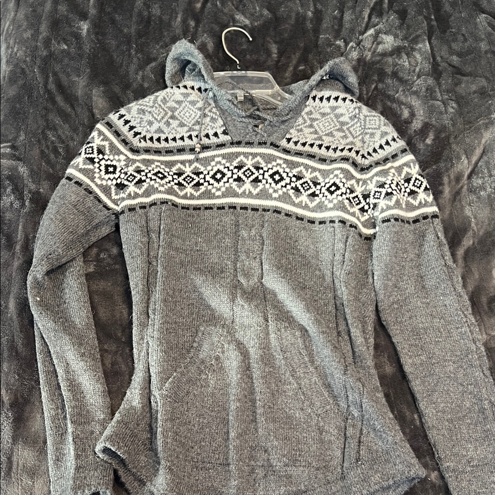 Gray V-Neck Sweater With Patterned Design - image 1